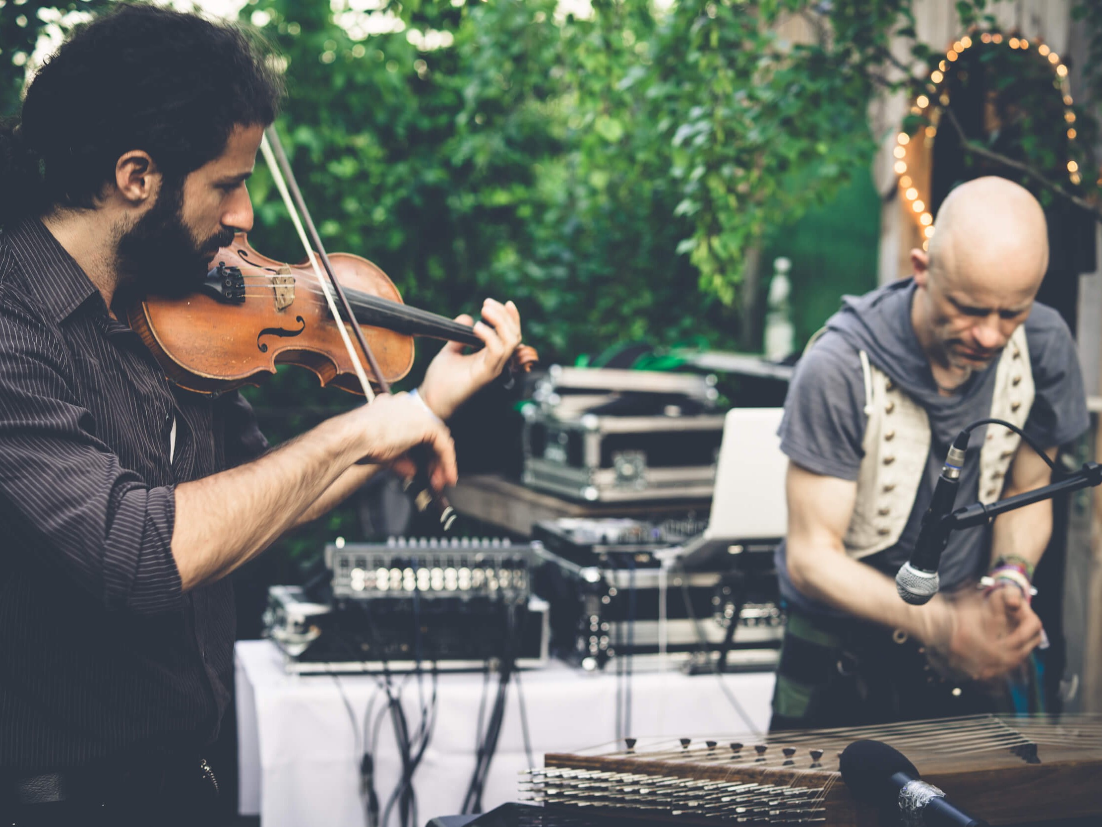 musiker spielen mit geige und hackbrett