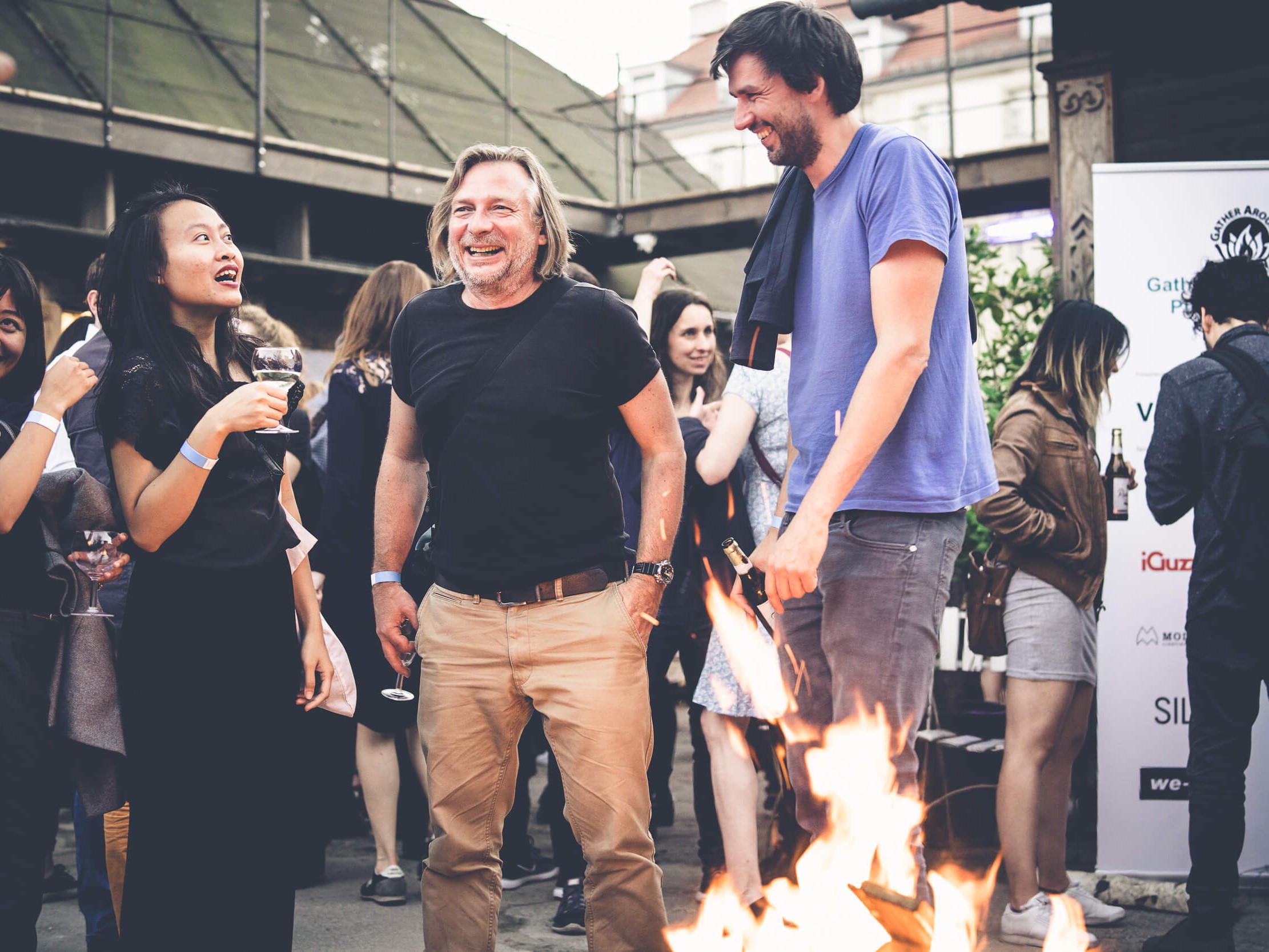 gruppe redet am lagerfeuer